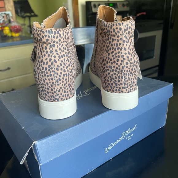 Shoes - Picture 7 of 8